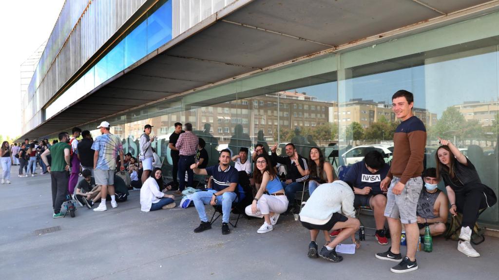 Cola en el entorno del campo de fútbol de la Balastera para retirar entradas de la fiesta universitaria de la Escuela de Ingenierías Agrarias de la Yutera, conocida como la fiesta de la ITA