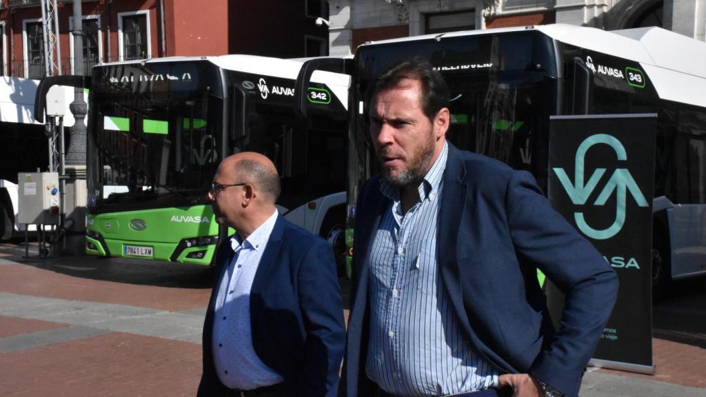 Óscar Puente junto a Luis Velez en la presentación de los nuevos autobuses de Auvasa.