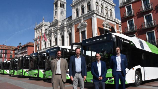 Óscar Puente presenta los 15 nuevos autobuses de Auvasa.