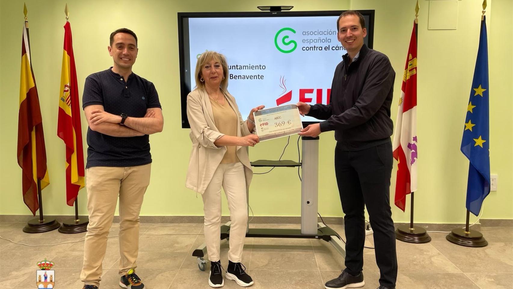 El FID en Benavente entrega su recaudación a la Asociación Española Contra el Cáncer