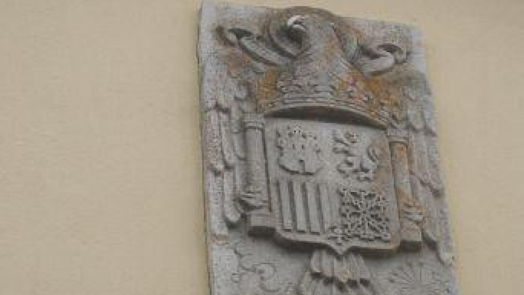 Escudo en la Comisaría de Alcañices