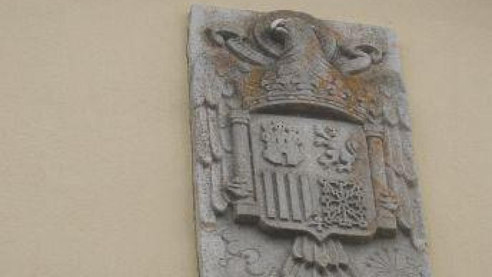 Escudo en la Comisaría de Alcañices