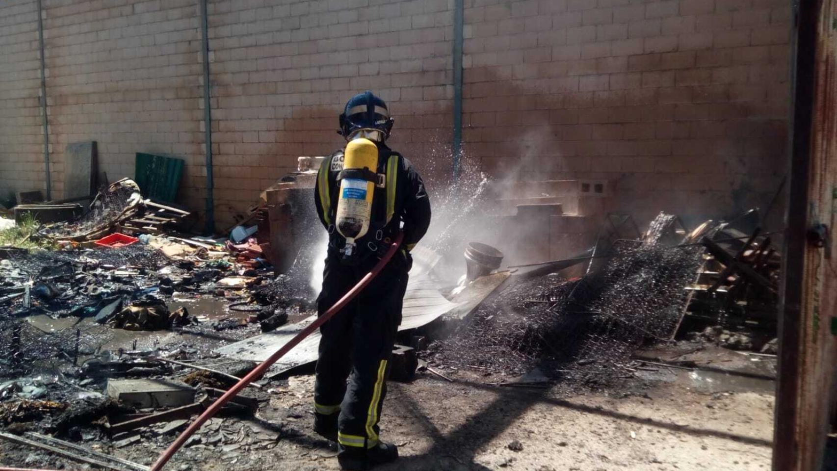 Incendio en un punto de recogida de residuos en El Puente de Sanabria
