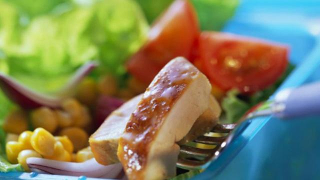 Ensaladas y carnes procesadas no casan bien.