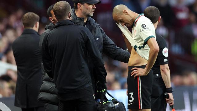 Fabinho, lesionado, hablando con Jürgen Klopp