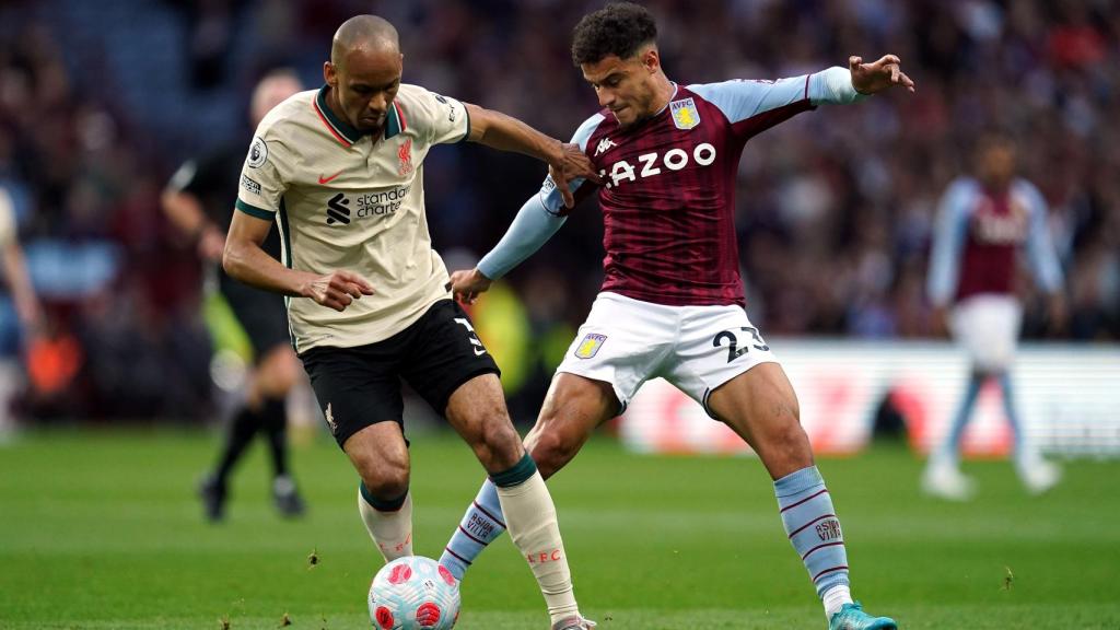 Fabinho, en acción con Philippe Coutinho en el Aston Villa - Liverpool