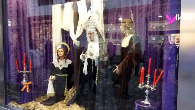 Escaparates embellecidos en Ciudad Real por Semana Santa.