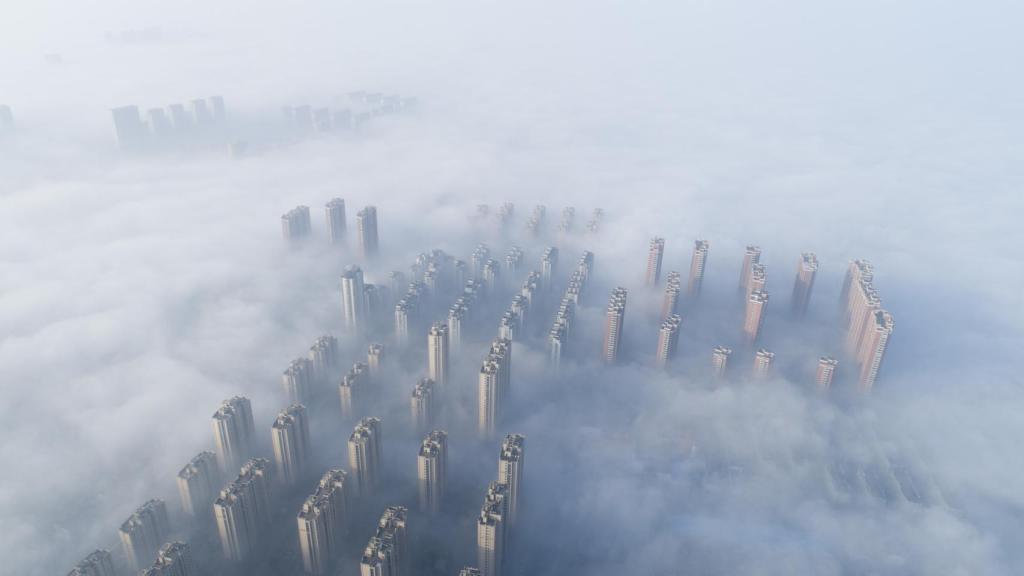 Calima entre los rascacielos de Nantong en 2019