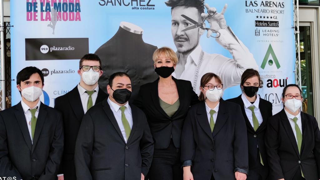 Rosa Martínez con algunas de las azafatas y azafatos de su agencia. Álvaro es el segundo por la izquierda.