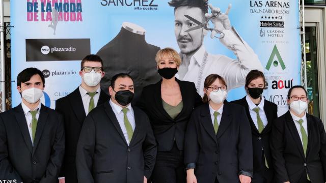 Rosa Martínez con algunas de las azafatas y azafatos de su agencia. Álvaro es el segundo por la izquierda.