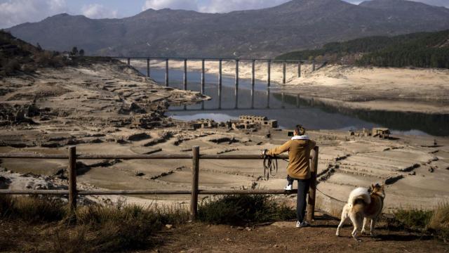 El antiguo pueblo de Aceredo resurge tras la sequía en el embalse de Lindoso.