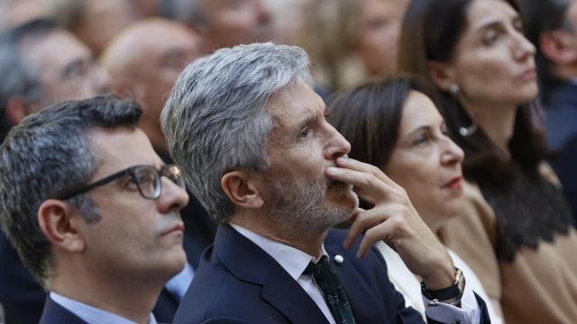Fernando Grande-Marlaska, ministro del Interior, entre Félix Bolaños y Margarita Robles.