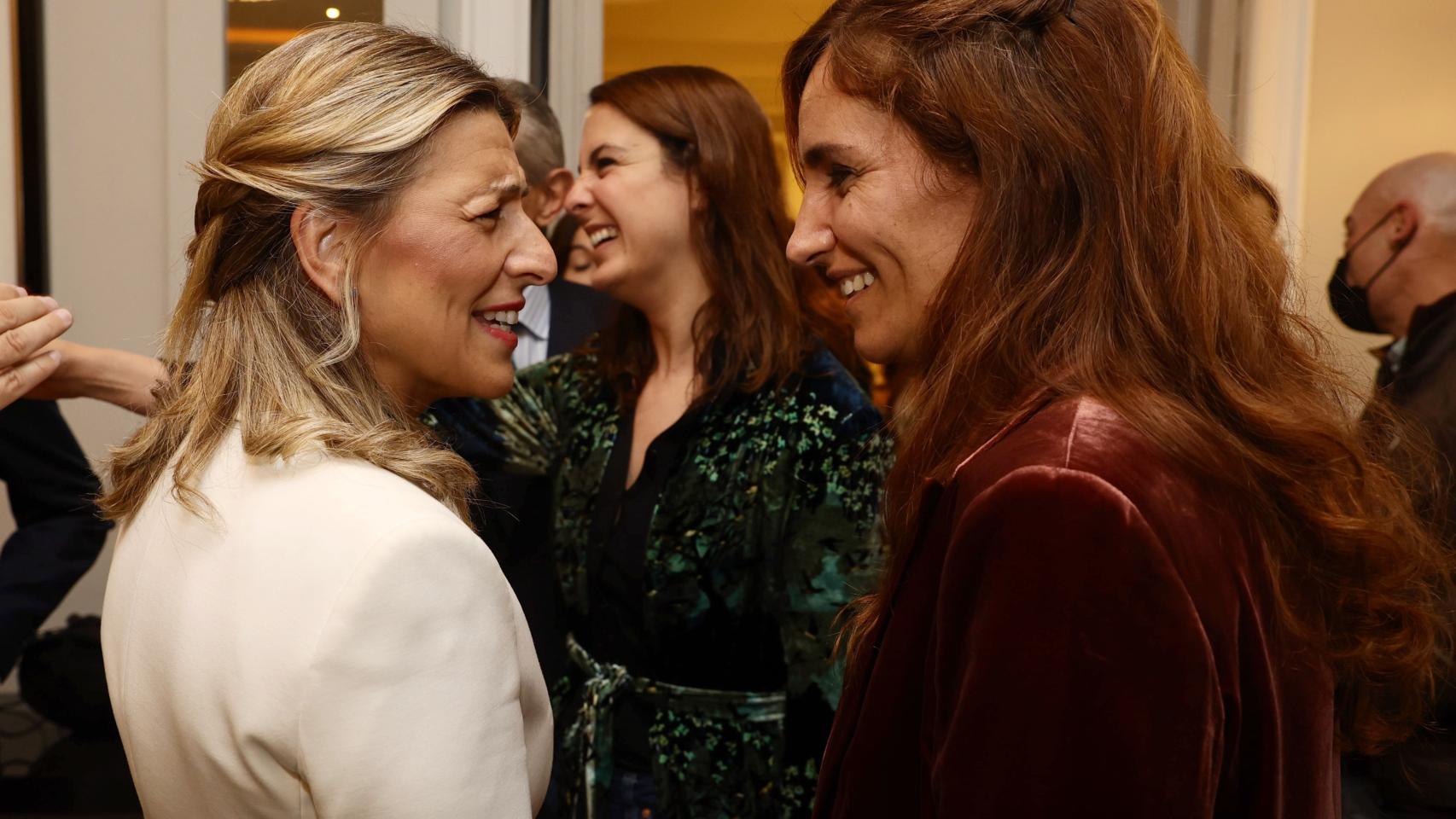La ministra de Trabajo, Yolanda Díaz (i), conversa con la portavoz de Más Madrid en la Asamblea, Mónica García (d).