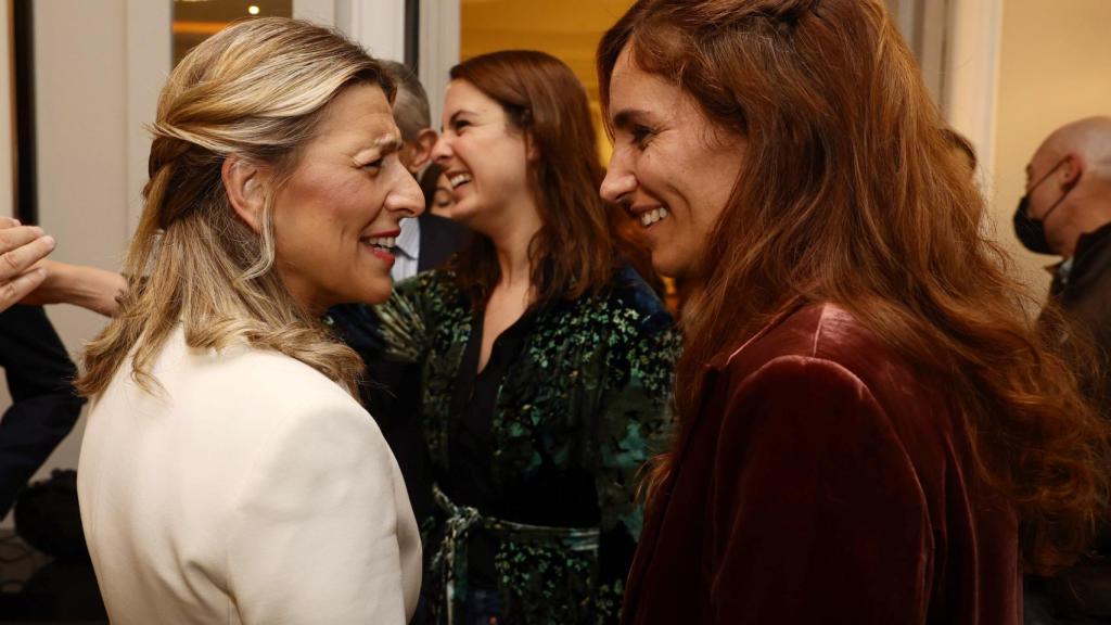 La ministra de Trabajo, Yolanda Díaz (i), conversa con la portavoz de Más Madrid en la Asamblea, Mónica García (d).