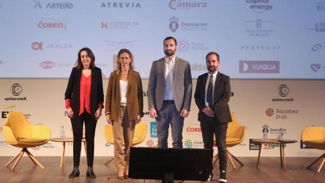 Marianne Blanco, gerente responsable de Gobierno Digital de Galicia y Asturias de NTT Data; Isabel Puig, directora de Coordinación Institucional de Santander España; Alberto Sánchez, director de Transformación e Innovación de Viaqua, y  Pablo Rodríguez, CEO de Hack a Boss.