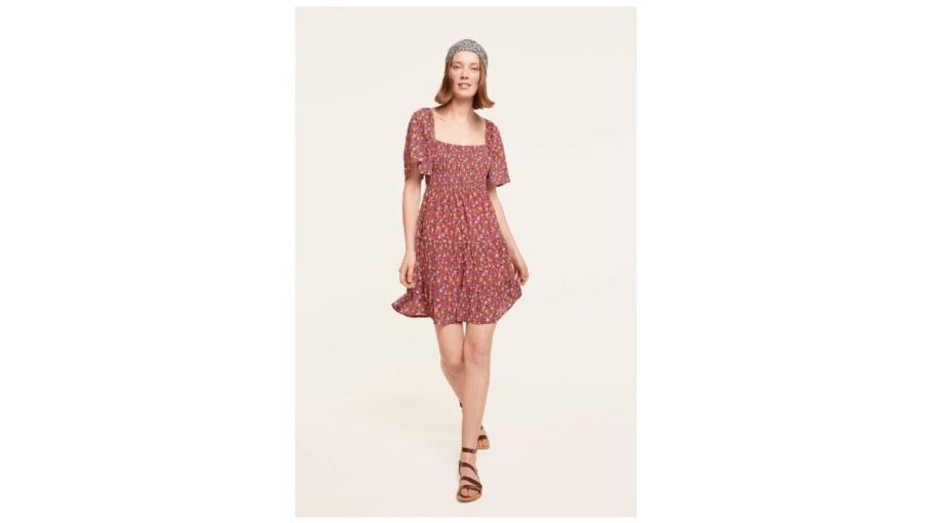 Vestido corto con estampado y volantes