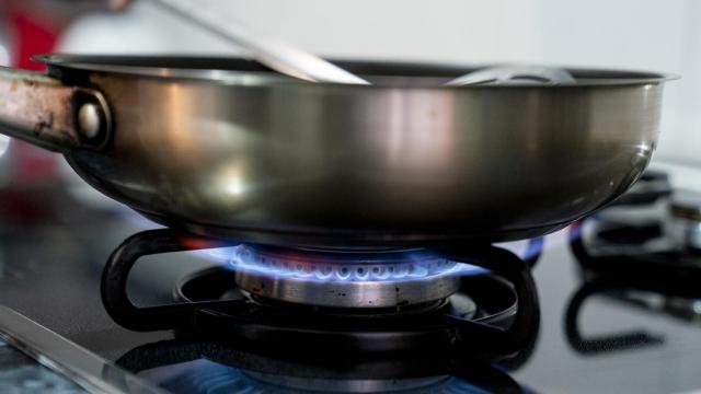 Una cocina con fuego de gas.