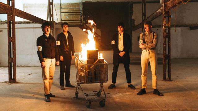 Los cuatro componentes de Biznaga, en una imagen promocional quemando cajas de Amazon.