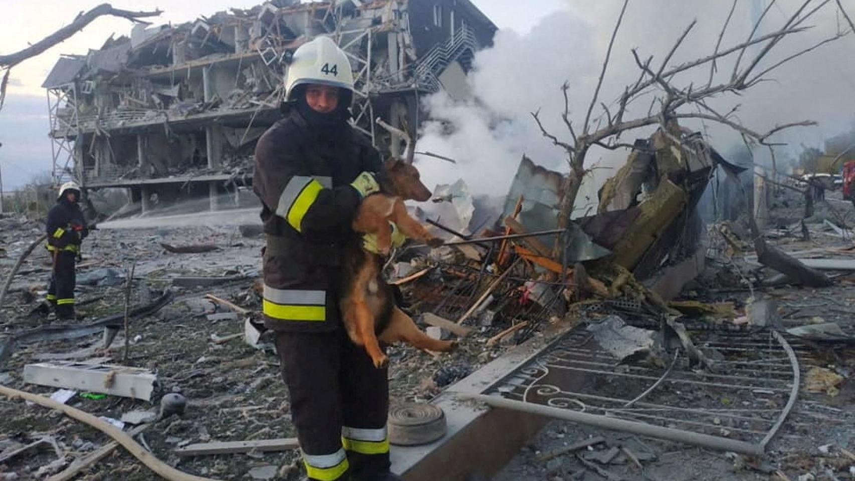 Bomberos apagando un incendio en Odesa.