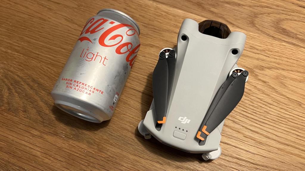 DJI Mini 3 Pro junto a una lata de refresco