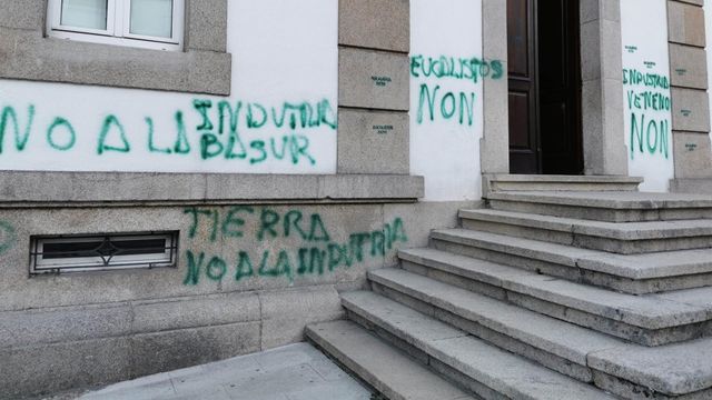Pintadas en la casa consistorial de Palas de Rei.