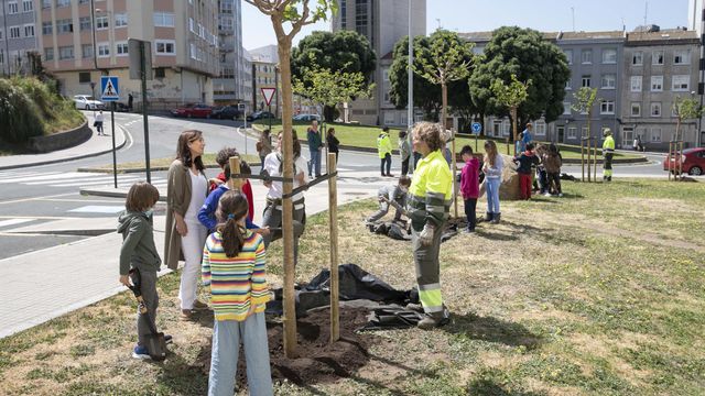 La alcaldesa de A Coruña, Inés Rey, con escolares.