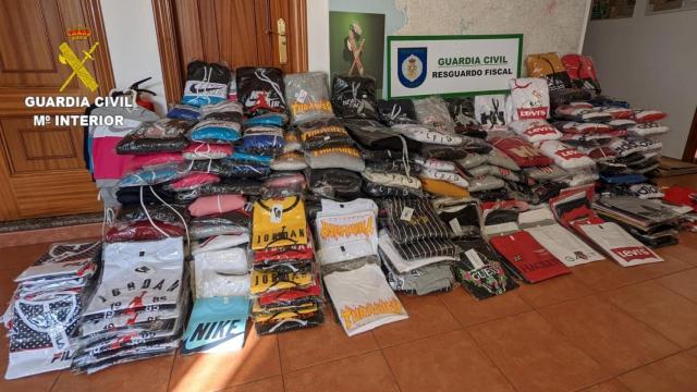 Las prendas incautadas en Rianxo.