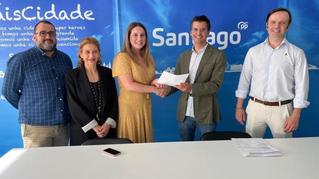 Borja Verea junto a miembros de su candidatura a la Presidencia del PP de Santiago.