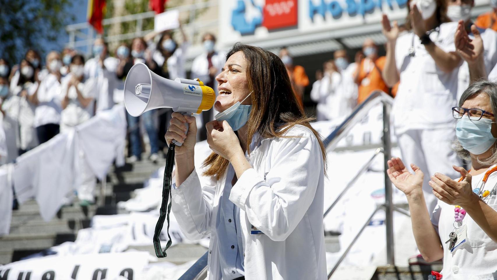 Sanitarios protestan este viernes en las puertas del Hospital Gregorio Marañón de Madrid.