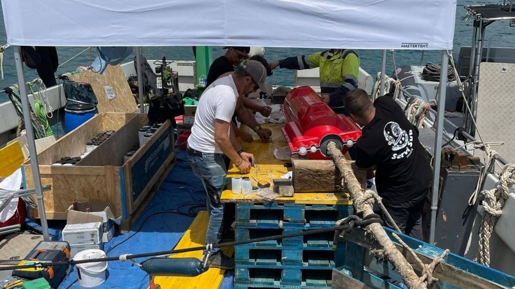 Trabajos de reparación del cable sobre la embarcación.