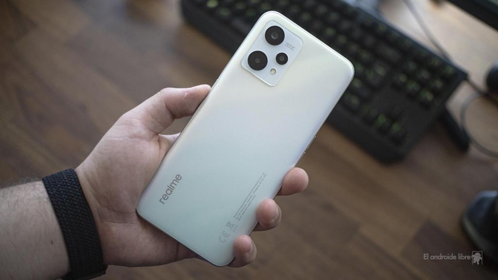 Realme 9 por detrás