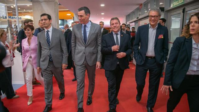 La ministra de Política Territorial y portavoz del Gobierno Isabel Rodríguez, el presidente de la Diputación de Ciudad Real José Manuel Caballero, el presidente del Gobierno Pedro Sánchez, el presidente de Castilla-La Mancha Emiliano García-Page y el director de Fenavin Manuel Juliá este miércoles en el recinto ferial de Ciudad Real.