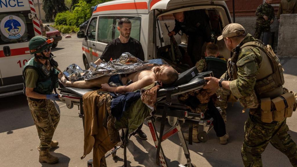 Un herido llegando al hospital de Donetsk.