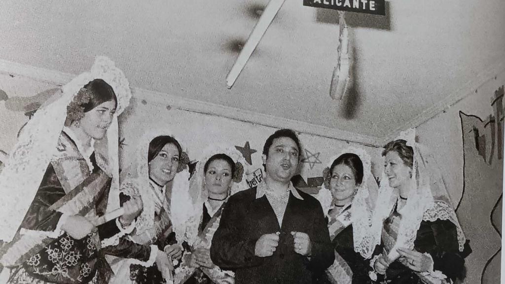 El libro va acompañado de algunas fotografías como esta de Pepe Mira con las 'belleas' en La Voz de Alicante (radio).