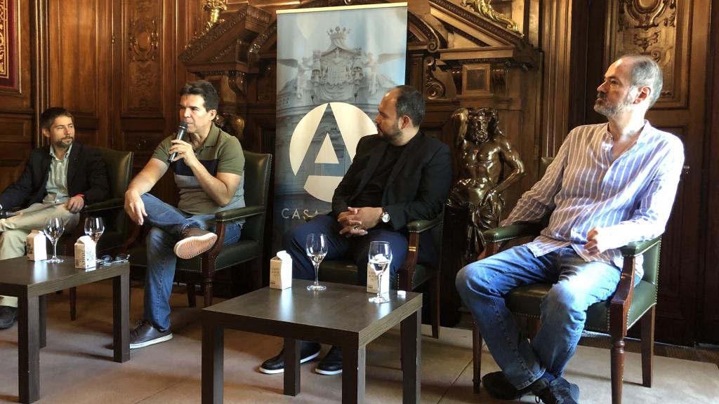 De izquierda a derecha, Javier Fernaud, coordinador de comunicación de Casa de América; Edmundo Paz Soldán, escritor; Guillermo Quijas-Corzo, director de la editorial Almadía y Juan Villoro, escritor