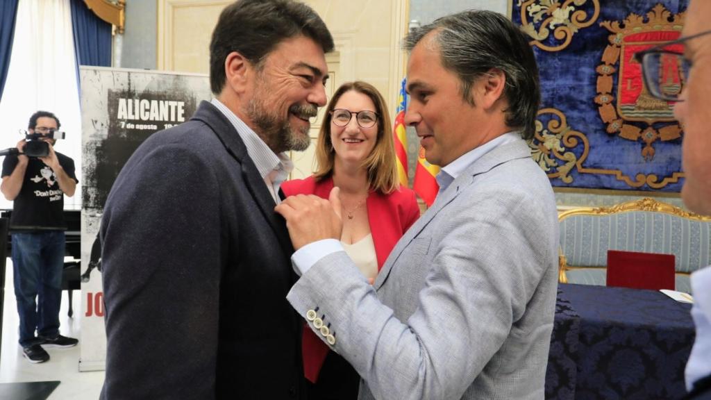 Nacho Lloret charla con el alcalde Luis Barcala bajo la atenta mirada de la edil Mari Carmen de España.