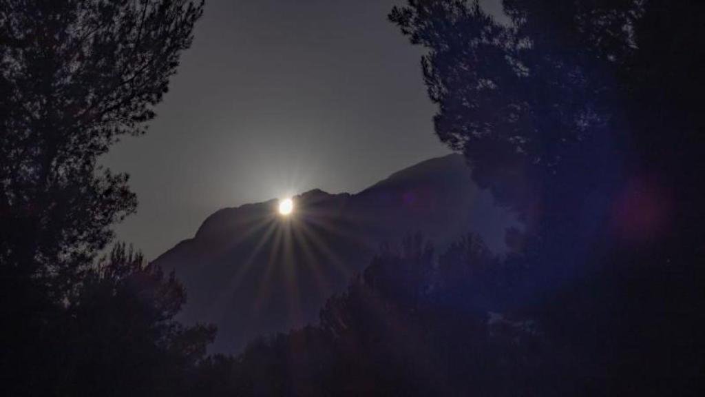 El sol pasando por el hueco del Puig Campana.