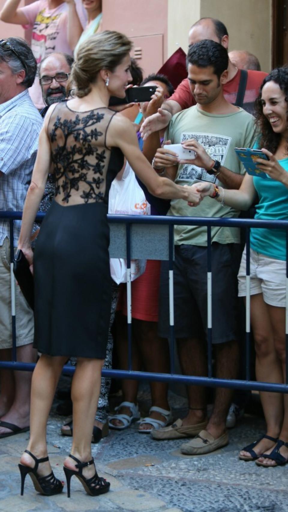 La reina Letizia con el vestido 'Pataky' en Málaga, en el verano de 2014.