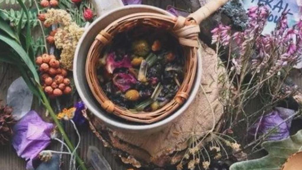 Imagen de la mezcla de plantas medicinales que acompañan el vapor en la ceremonia.