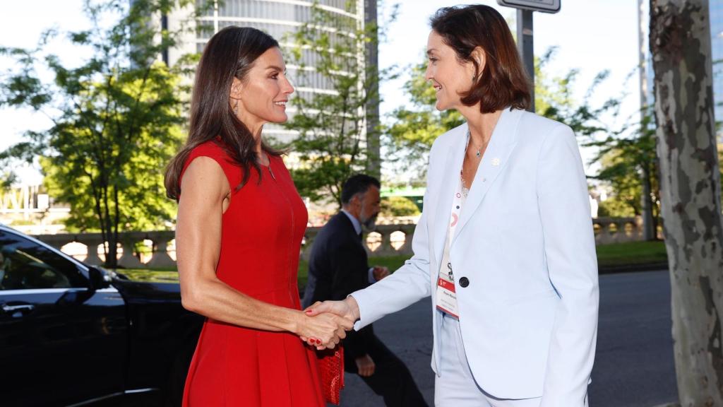 La verdadera foto de Letizia saludando a la ministra de Industria.