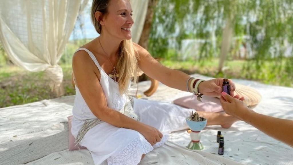 Cristina, durante una sesión con aceites esenciales y aromaterapia.
