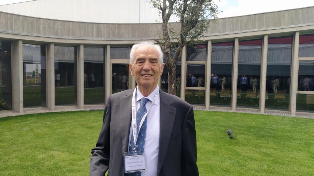Miguel Olmos, tercera generación de la familia, en el jardín del Campus del Jamón.