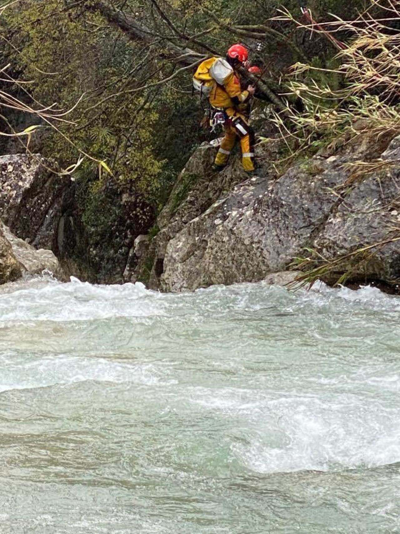 Bomberos buscan el cuerpo del último fallecido este martes en el río Bolulla.