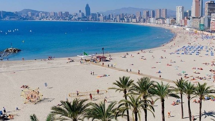 Panorámica de la playa de Poniente de Benidorm, en imagen de archivo.