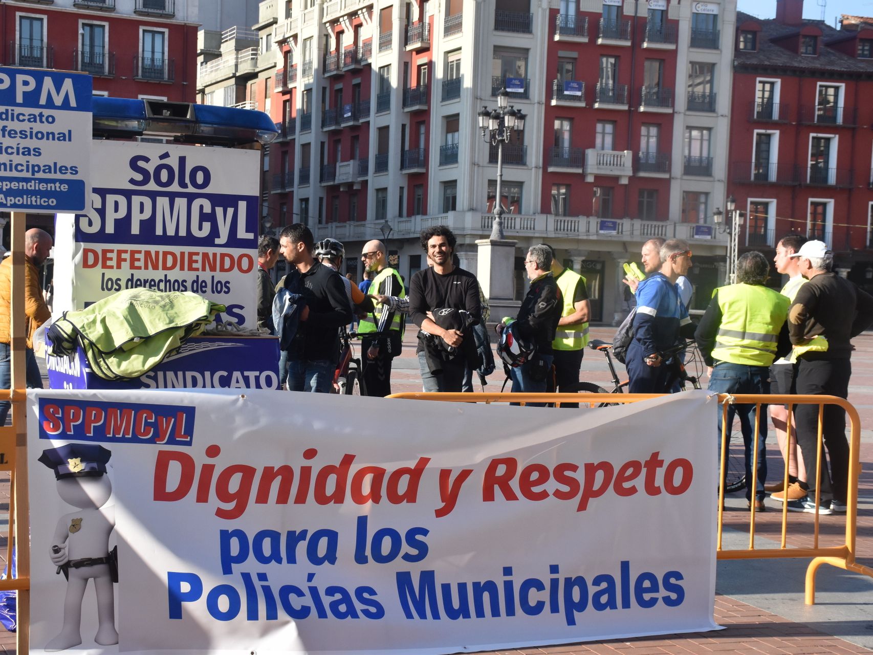 Policías locales se manifiestan frente al Ayuntamiento de Valladolid tras la polémica por los tuits