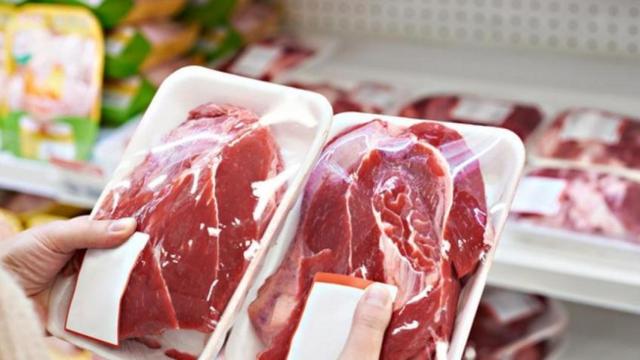 La principal vía de contaminación con bisfenol son los envases alimentarios de plástico.