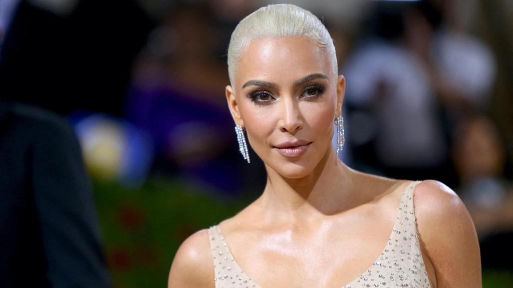 Kim Kardashian posa en la alfombra roja de la Gala MET de 2022.