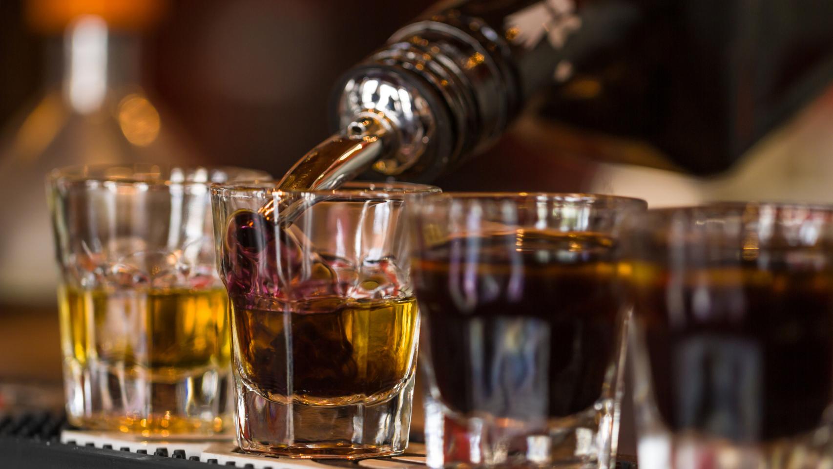Vasos de chupito con bebidas alcohólicas.
