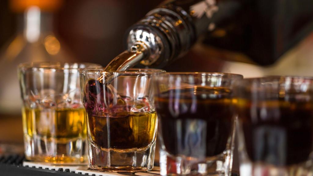 Vasos de chupito con bebidas alcohólicas.