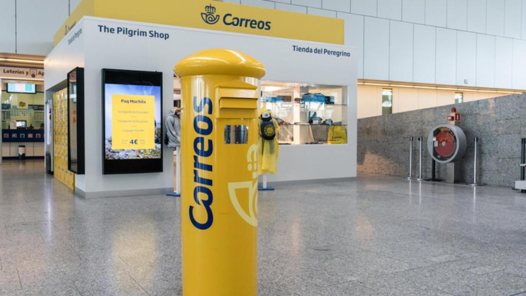 Una oficina de Correos junto a un buzón